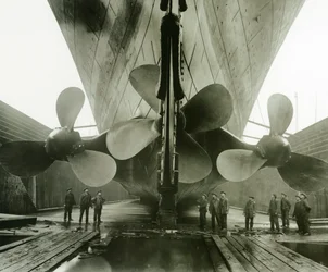 A Titanic légcsavarok a Thompson Graving Dock-ban, Harland und Wolff, Belfast, Írország, 1910-11