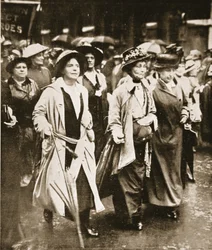 A nők „szolgálathoz való joga” bemutatója: Mrs. Pankhurst és barátai, a „The Illustrated War News”-ból