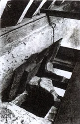 A papok lyukat rejtenek a Sawston Hall egyik lépcsőjében, amelyet Nicholas Owen jezsuita mártír és szent tervezett és készített, 1935 körül