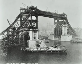 A Tower Bridge épül, 1892