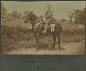 A Leicestershire Royal Horse Artillery trombitása egy kiképzőtáborban Dissben, 1914