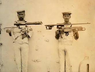 Két tengerész a HMS Glory-ból, fegyverrel a kezében