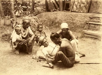 Egy sáni férfit tetováltak, 1890 (szépia fotó)