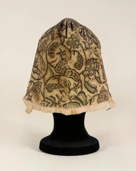 Finom fekete hímzésű főkötő, 1620-40