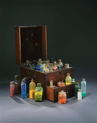 Egy mahagóni művész színes doboza, amely állítólag a HMS Bounty-tól John Adams tulajdonában van, és színes pigment (mahagóni) üvegeket tartalmaz.