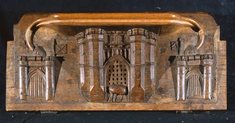 Sir Yvains lovát ábrázoló nyomorúság, amely csapdába esett, amikor egy bonyolult kastély bejáratának szárnyát leeresztik, New College Chapel, Oxford, 14. század vége (fa)