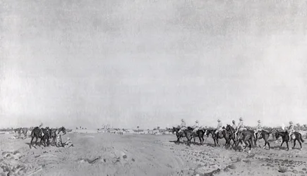 A 14. huszárokból álló járőr R.W. Hewitt DSO alezredes parancsnokkal közeledik, hogy Törökországot feladják Kazimain feladásakor, 1917. március 11., közzétéve 1918 körül (photolitho)