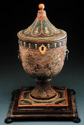 Ádám-stílusú, urna alakú teacukorka, 1785 körül (puxusfa)