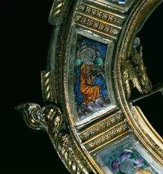 Angyal fúvós hangszeren játszik, részlet Wykehami Vilmos (kb. 1320-1404) crozier-éből (ezüst aranyozott és champleve zománc) (lásd: 205100-32)