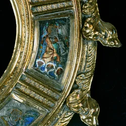 Angyal fúvós hangszeren játszik, részlet Wykehami Vilmos (kb. 1320-1404) crozier-éből (ezüst aranyozott és champleve zománc) (lásd: 205100-32)