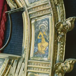 Angyal furulyázik, részlet Wykehami Vilmos (kb. 1320-1404) crozier-ből (ezüst aranyozott és champleve zománc) (lásd: 205100-32)