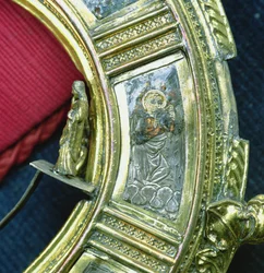 Angyal játszik aduval, részlet Wykehami Vilmos (kb. 1320-1404) crozier-ből (ezüst aranyozott és champleve zománc) (lásd 205100-32)