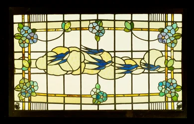 Arts and Crafts panel egy csoport fecskékről a felhők előtt stilizált virágfejek szegélyében (ólmozott és ólomüveg)