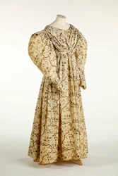 Virág- és ágmintával nyomott ruha krémszínű szövetre, rácsmintával a szövésben, 1830-35 körül (pamut)
