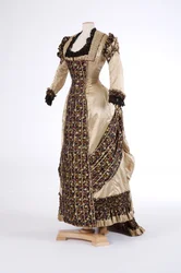 Estélyi ruha, 1870-es évek (selyem szatén)