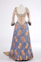 Estélyi ruha, 1880-as évek (szőtt selyem, bordázott selyem és brokát)