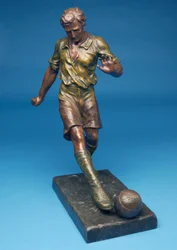 Labdába rúgó figura (hidegre festett spellter)