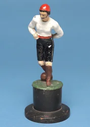 Labdarúgó a lábánál (kézzel festett fém)