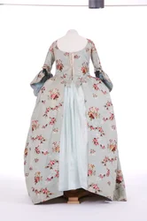 Egy zsákos ruha elölnézete, 1760-as évek (brokátos selyem)