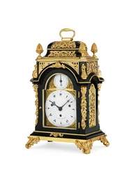 George III ormolura szerelt ebonizált, feltűnő és zenés, nyolcnapos kis méretű asztali óra, 1765 körül (ormolu és ebonizált fa tok)