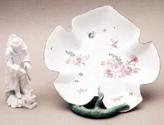 Longton Hall levéltányér, Trembly Rose, 1755, és Winter figura, 1758 (porcelán)