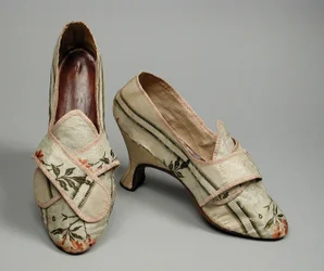 Pár női cipő, 1780 körül (brokátos selyem taft, bőr, len)