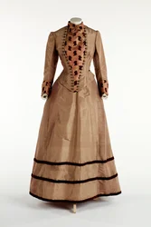 Halvány szilvás ruha, 1885 körül (selyem)