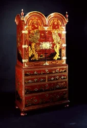 Queen Anne szekrény ládán
