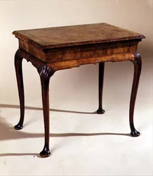 Oldalasztal, 1710 körüli (diófa)