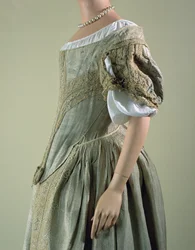 Ezüstszövet ruha, 1660-as évek (selyem, csipke és ezüst fémszál)