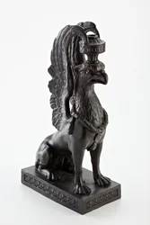 Staffordshire Wedgwood bazaltáru gyertyatartó griff formájában, 1771-80 körül (bazaltáru)