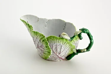 Formált levelekből és gallynyélből formált Staffordshire-i szószcsónak, c. 1749-60 (porcelán)