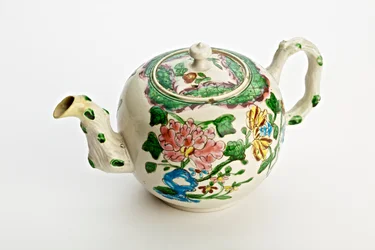 Staffordshire teáskanna krizantém díszítéssel, 1760 (sómázas cserépedény)