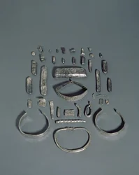 A Cuerdale-kincs, az angolszász és viking kincs, amelyet a Ribble folyó partján találtak Cuerdale Hallnál, Preston közelében, Lancashire-ben, terminális dátum i.sz. 901-5 (ezüst)