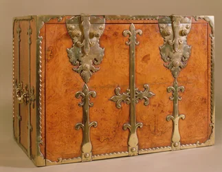 Utazó titkárnő aranyozott bronz veretekkel, 1700 körül (dió)