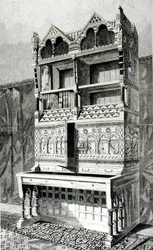 Íróasztal és könyves szekrény az építészeti kiállításon, Mr. James Forsyth kivitelezésében, Mr. R. Norman Shaw terve alapján