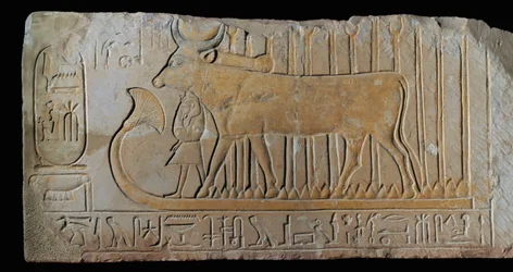 Hathor megvédi I. Amenophis-t ...