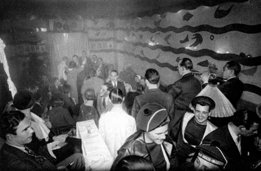 Egy kocsma Montparnasse-ban, Párizsban, 1931.