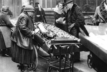 Egy tipikus gyümölcsárus, Párizs, 1931.