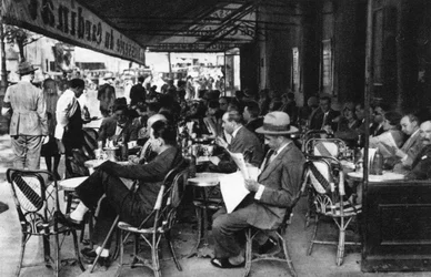 Emberek egy járdakávézóban, Párizs, 1931.