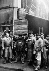 Hordárok a Párizsi Központi piacon, 1931.