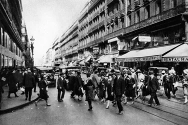 Rue Lafayette vásárlás idején, Párizs, 1931.