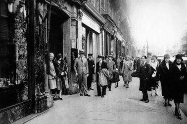 Munkából távozó varrónőkre várva, Párizs, 1931.