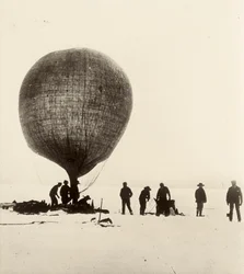 A jégen hidrogénnel felfújt, marhabélből készült ballon látképe. Sir Ernest Henry Shackleton Nemzeti antarktiszi expedíció (1901-1903) című albumából