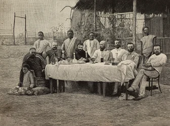 Rabszolgaság-ellenes társaság bankettje az olasz konzulátuson Bomában (Kongói Demokratikus Köztársaság), Ernesto Mancastropa metszetje Giuseppe Corona fényképéről, L