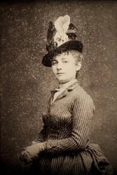 Camille Claudel (1864-1943). Etienne Carjat (1828-1906) 1886 körül készült fényképes portréja. Hátoldal. Musée des Beaux-Arts de Poitiers (Franciaország).