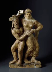 Etruszk régiség: „Szatír és táncoló mainasz”. Terrakotta szobor Mater Matuta satricumi templomából. Kr. e. 480. Mérete: 59 cm. Róma, Museo Nazionale di Villa Giulia