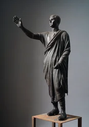Aule Metele (A szónok), római szónok - etruszk bronzszobor, m: 179 cm, kb. Kr. e. 90-70, Pilából, Olaszország - etruszk civilizáció: „Perugia magisztrátusa, Aulus Metellus, akit Szónoknak vagy Arringatorénak neveznek” Bronzszobor