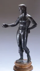 Bronzfigura felajánlást tesz. Etruszk civilizáció, Kr. e. 4. század.