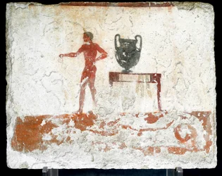 Etruszk művészet: fiatal, meztelen ephébosz egy asztal mellett, amelyen váza áll. Freskó a „Búvár sírjából”. Paestum déli temetőjéből. Kr. e. 480-470. Museo Archeologico Nazionale, Paestum